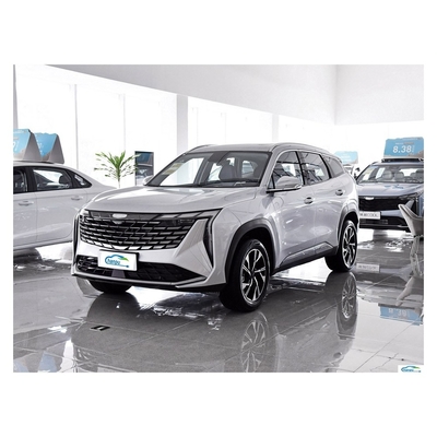 Scopri l'auto compatta ibrida gas-elettrica Boyue L di Geely con colore interno scuro