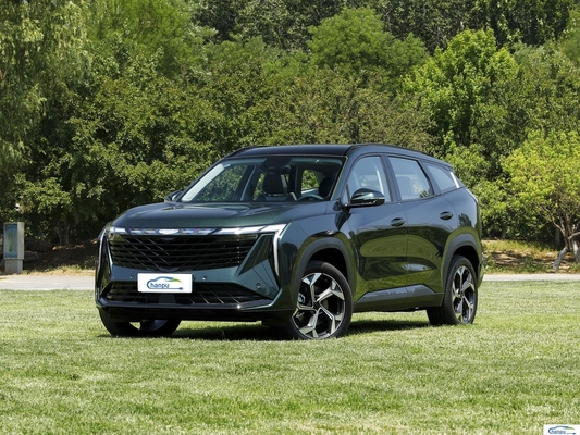 Scopri l'auto compatta ibrida gas-elettrica Boyue L di Geely con colore interno scuro