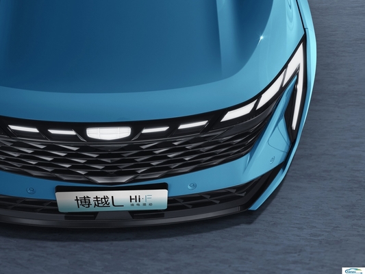 Scopri l'auto compatta ibrida gas-elettrica Boyue L di Geely con colore interno scuro