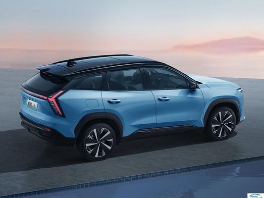 Scopri l'auto compatta ibrida gas-elettrica Boyue L di Geely con colore interno scuro
