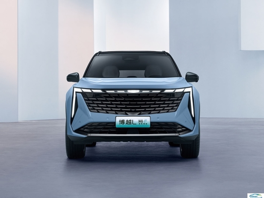 Scopri l'auto compatta ibrida gas-elettrica Boyue L di Geely con colore interno scuro