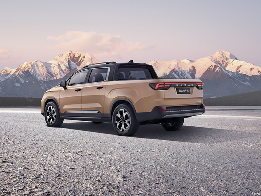 Il pickup elettrico di Geely RD6 per scopi commerciali.