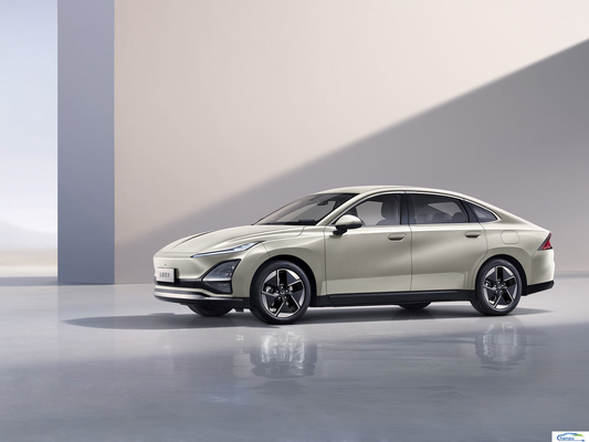 2024 Wuling Starlight 70 km Standard Sedan Electric Ride-On Passenger Car Veicolo energetico