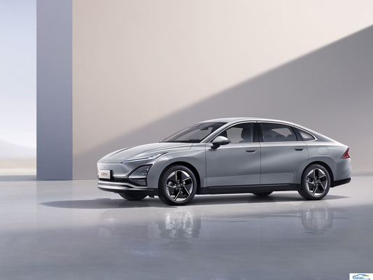2024 Wuling Starlight 70 km Standard Sedan Electric Ride-On Passenger Car Veicolo energetico