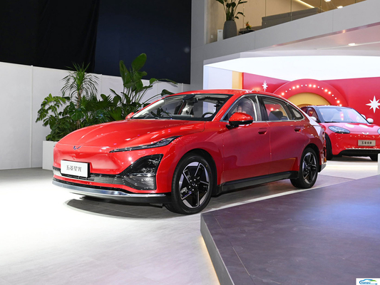 2024 Wuling Starlight 70 km Standard Sedan Electric Ride-On Passenger Car Veicolo energetico