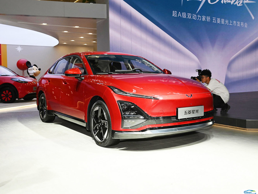 2024 Wuling Starlight 70 km Standard Sedan Electric Ride-On Passenger Car Veicolo energetico